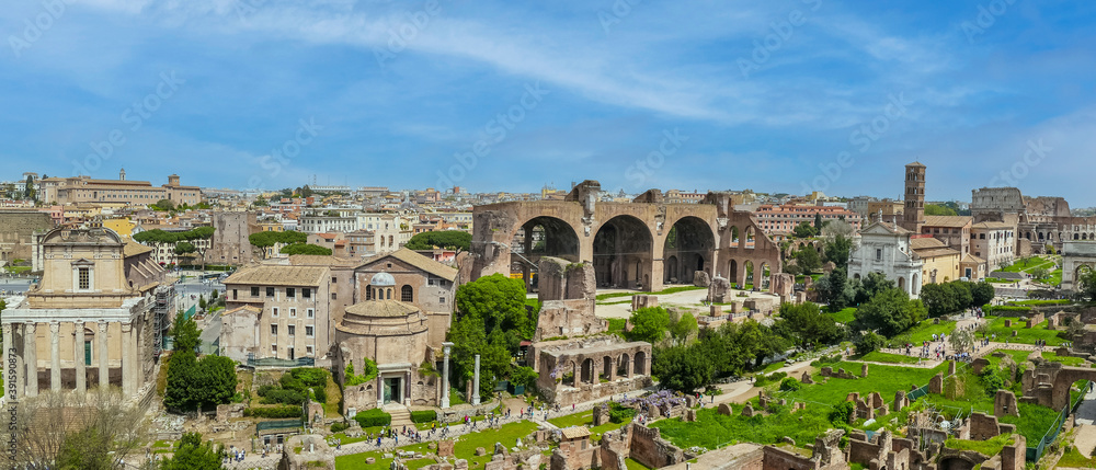 Extra panoramic view of the ruins of the Roman Forum