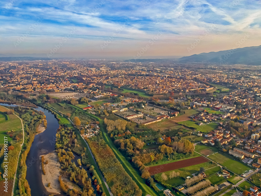 Lucca aerea dal fiume Serchio