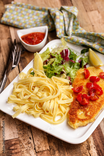 Quadro em tela escalope à la milanaise avec sauce tomate et tagliatelles