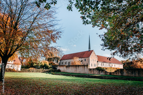 Kloster Kirche Bauwerk in einem schönen Herbstlicht