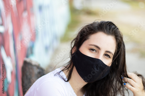 Mulher, ao ar livre, usando máscara para se proteger do covid19