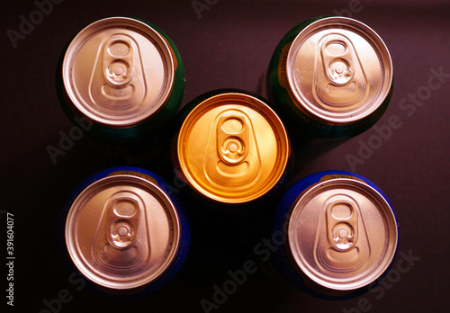 Obraz na płótnie Five cans of beer on black background. w salonie