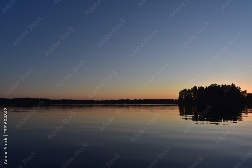 Obraz premium red sunset on the lake in calm
