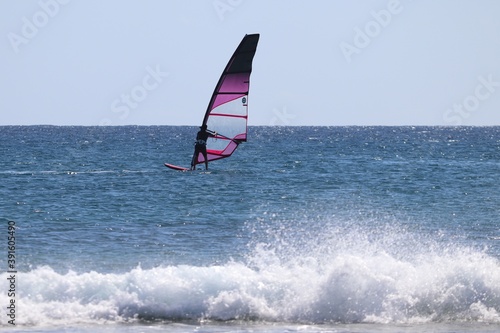 Surfer an der Küste von Rhodos