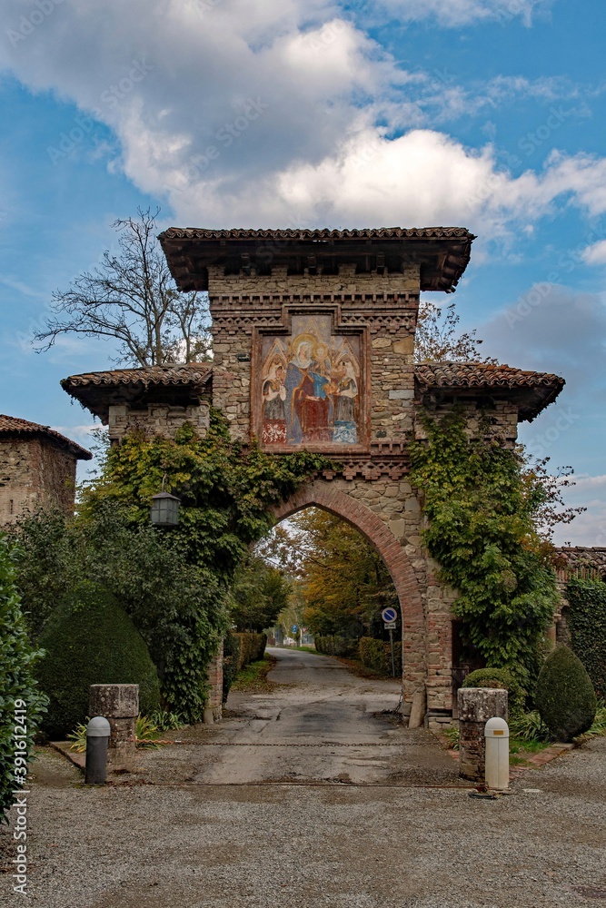 Tor zur Altstadt von Grazzano Visconti in der Emilia-Romagna in Italien Tor zur Altstadt von Grazzano Visconti in der Emilia-Romagna in Italien