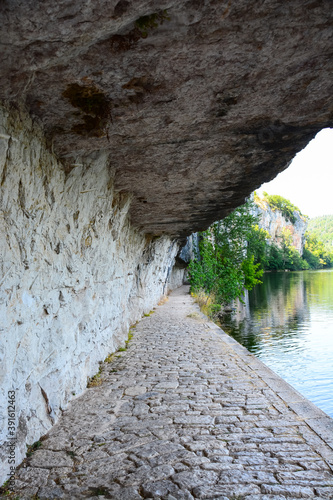 Fotografie Chemin de halage à Bouziès - Lot - France