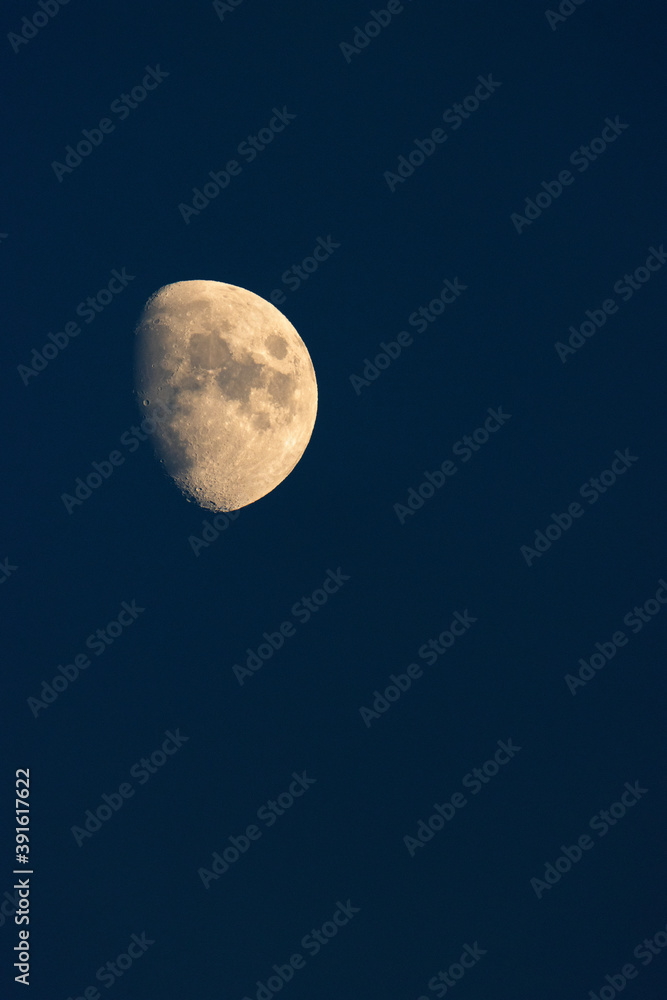 LUNA CON RELIEVE SOBRE CIELO OSCURO AL ANOCHERCER LUNA CON RELIEVE SOBRE CIELO OSCURO AL ANOCHERCER