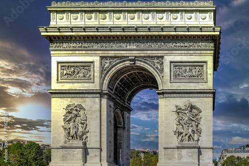 Fotografie Coucher de soleil sur l'arc de triomphe à Paris