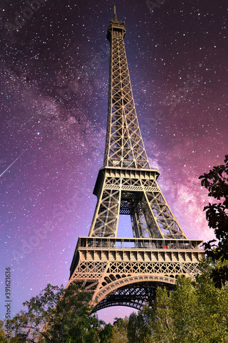 Tour Eiffel à Paris avec effet voie lactée