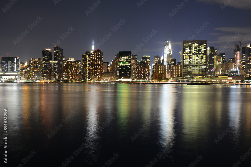 Fototapeta premium NEW YORK CITY - JUNE 26, 2019: Night view to Manhattan skyline from Gantry Plaza State Park