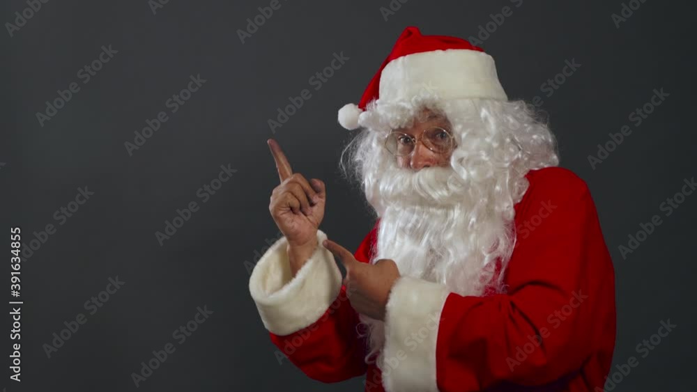 Papa noel con regalo en la mano feliz anuncio mexicano