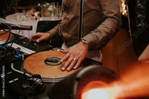 DJ enflamment la piste de danse