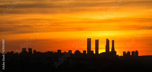 edificios de madrid al atardecer formendo silueta