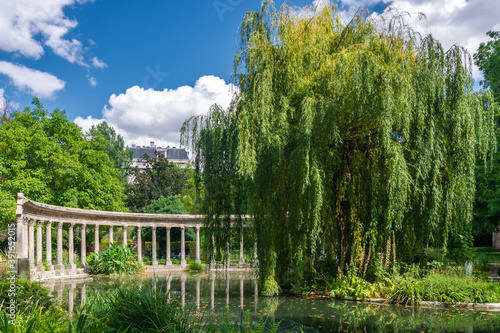 Tablou pe pânză Parc Monceau with its Classical Colonnade, Paris