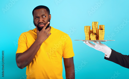 Foto Confused man is suspicious about a financing or winning