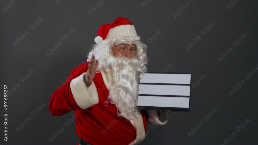Papa noel con anuncio luminoso marquesina feliz alegre Papa noel con anuncio luminoso marquesina feliz alegre