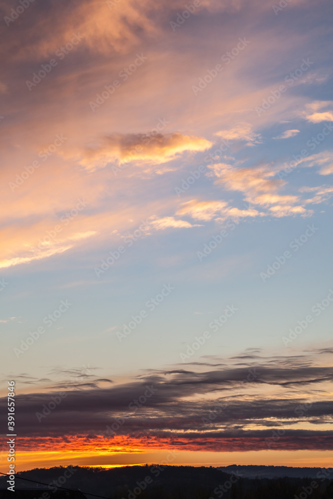 Allassac (Corrèze, France) - Coucher de soleil nuageux Allassac (Corrèze, France) - Coucher de soleil nuageux