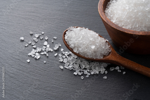 Foto Himalayan rock salt and mint on a black background