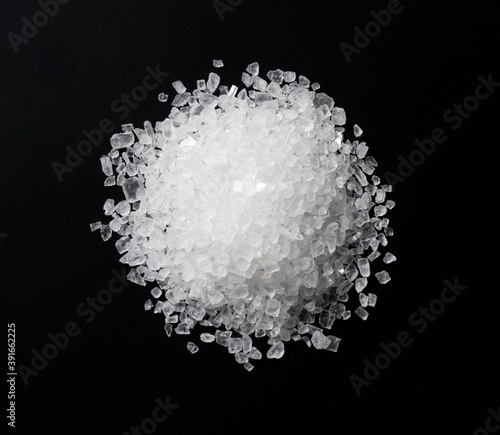 Photos Himalayan rock salt on a black background