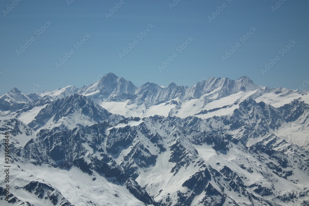 De Izq. a Der. Vista de las Montañas Jungfrau - Monch y Eiger desde el monte Titlis, con un dia Azul totalmente despejado, tomada el 15-05-2012