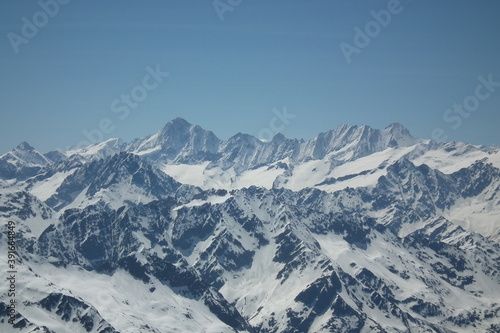 De Izq. a Der. Vista de las Montañas Jungfrau - Monch y Eiger desde el monte Titlis, con un dia Azul totalmente despejado, tomada el 15-05-2012