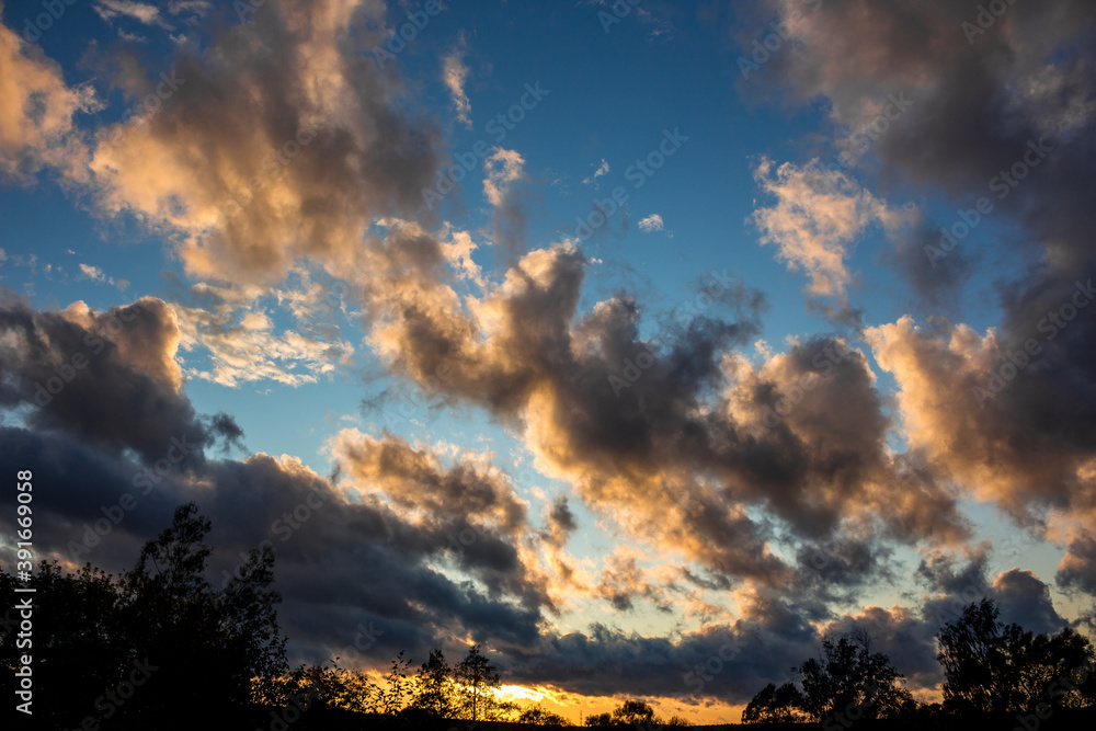 Obraz premium Landscape with blue sky and floating clouds 