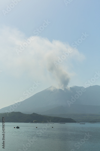日本　鹿児島県の噴煙を上げている桜島 © pespiero
