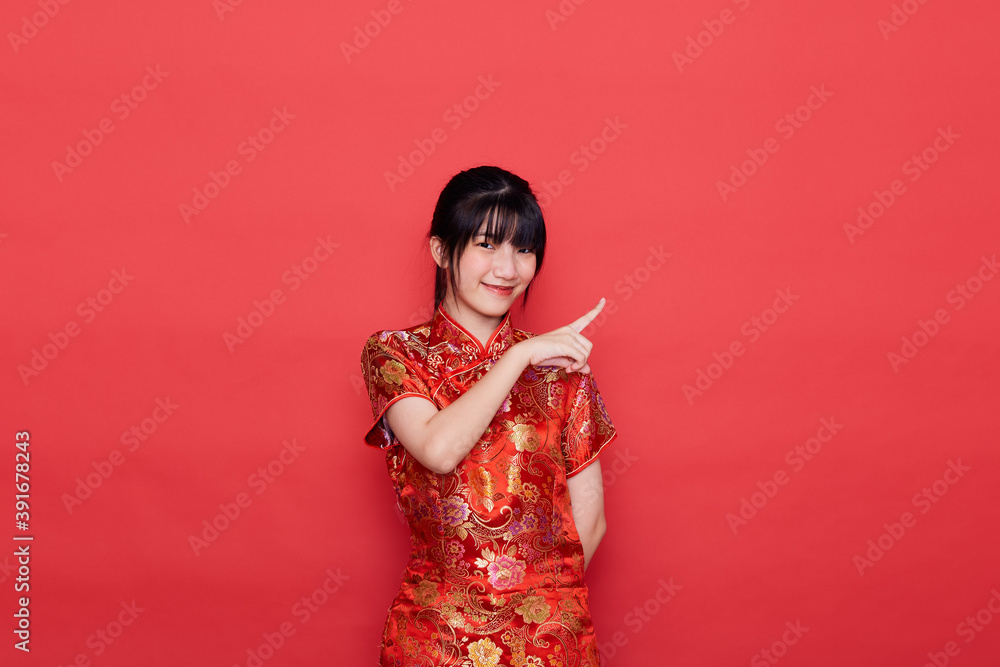 Asian woman wear Chinese dress Pointing to empty Asian woman wear Chinese dress Pointing to empty