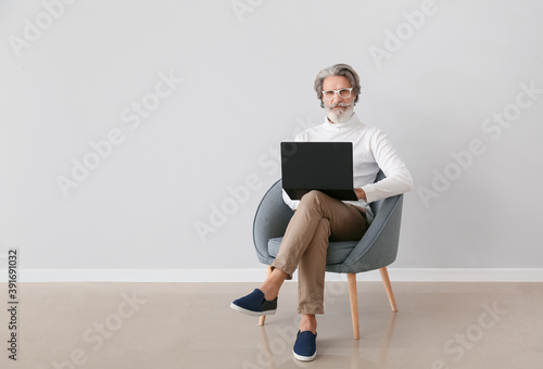 Senior male psychologist wi...