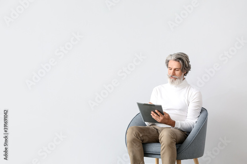 Senior male psychologist si...