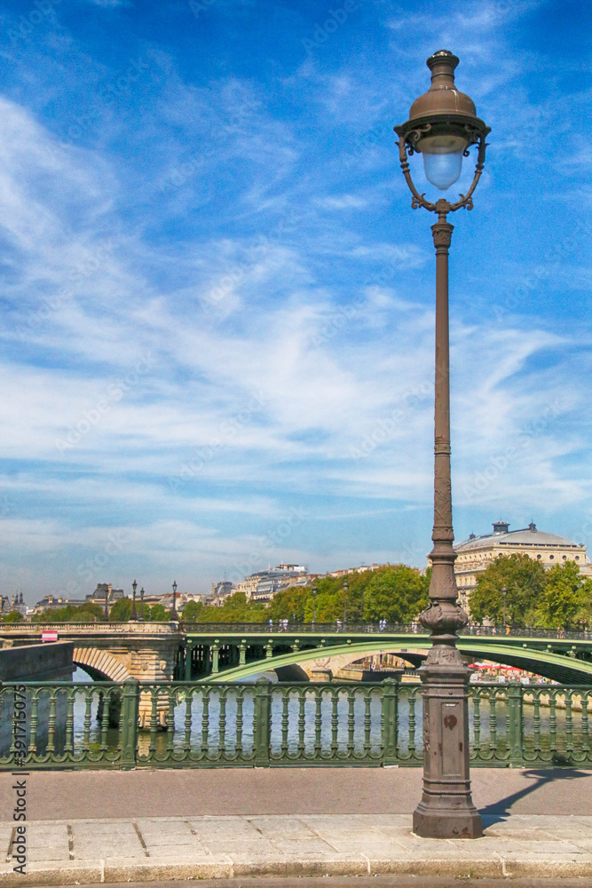 promenade sur les ponts de la Seine à Paris promenade sur les ponts de la Seine à Paris