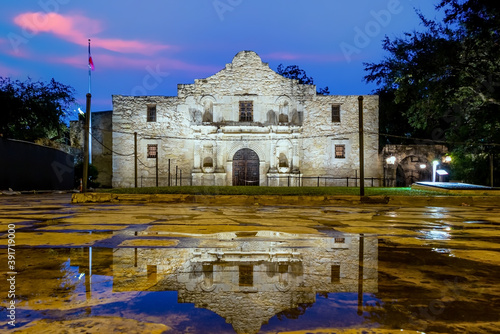 Schilderij op canvas The Historic Alamo at twilight, San Antonio, Texas
