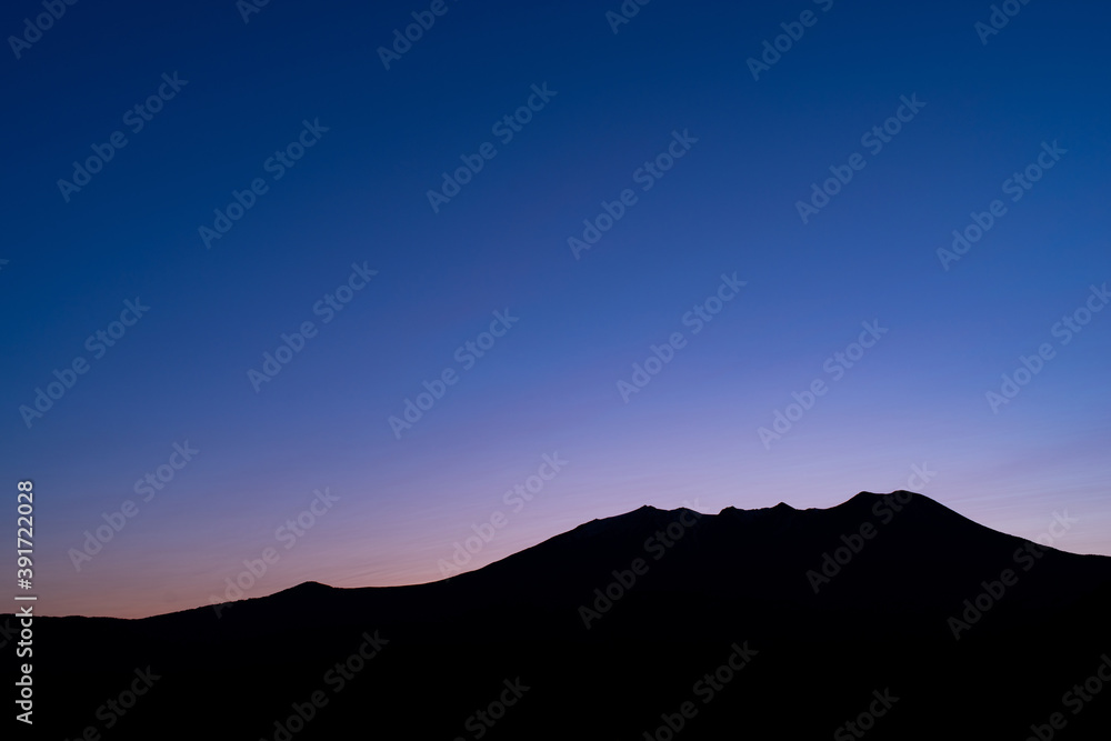 Fototapeta premium 夕暮れの御嶽山 九蔵峠