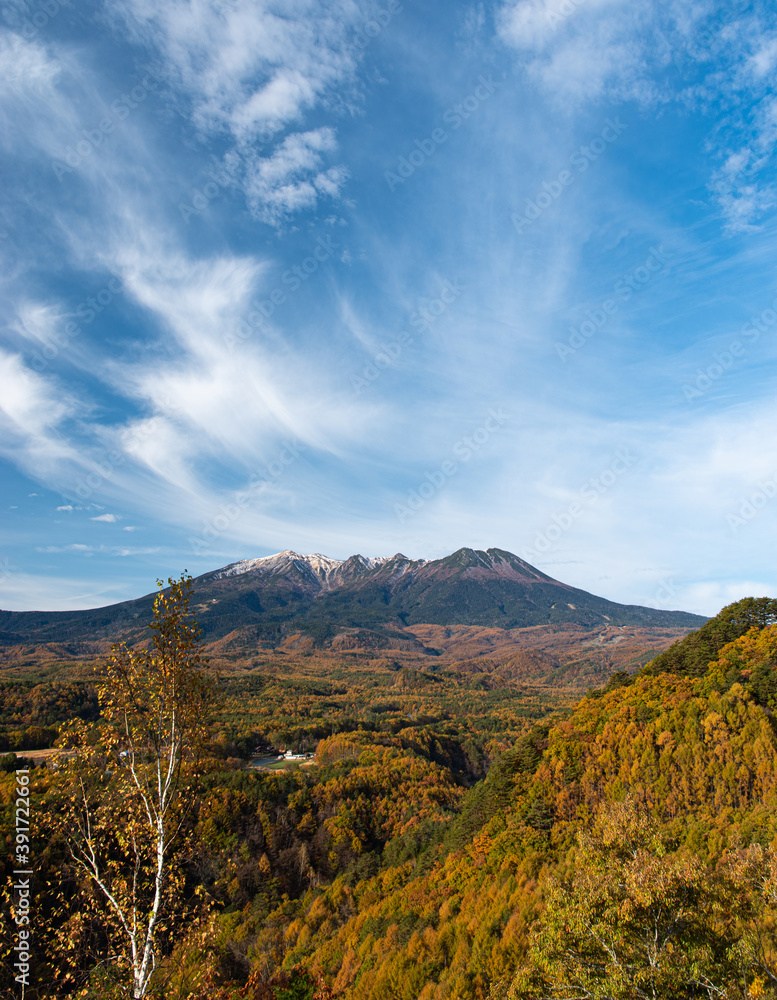 秋の絶景スポット　紅葉と御嶽山を望む九蔵峠
