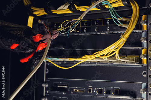 Bilde på lerret Pliers hand cuts wires in server room