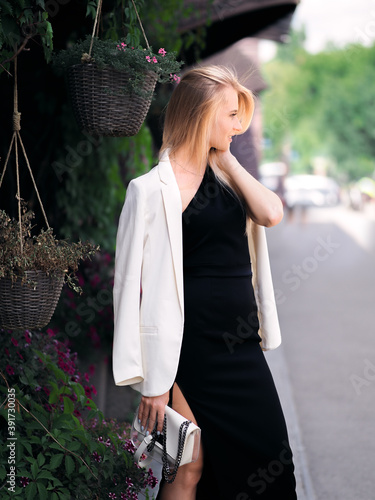 Obraz na płótnie Elegant blonde girl posing on the street w salonie