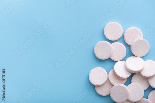 Tableau sur toile effervescent tablets on pastel blue background, top view, copy space