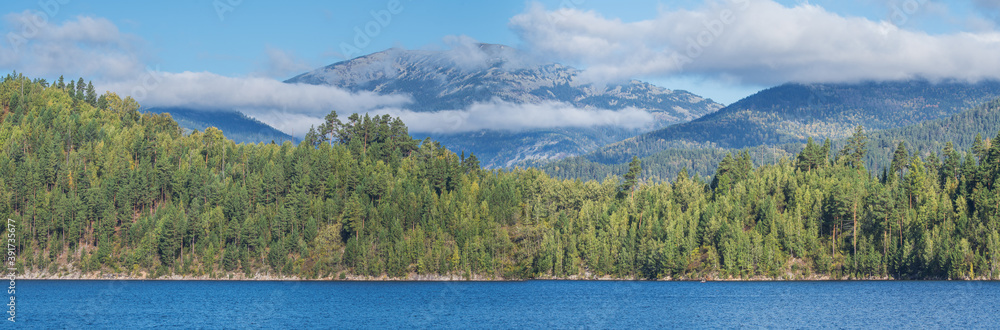 Obraz premium Panoramic view, sunny day. Sayano-Shushensky reservoir on the Yenisei River in Siberia.