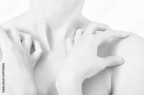 fingers on clavicles