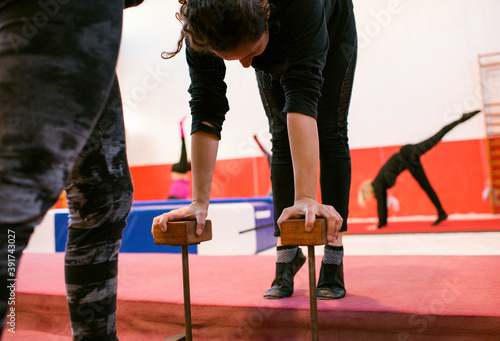 Acrobatic exercise training on support 