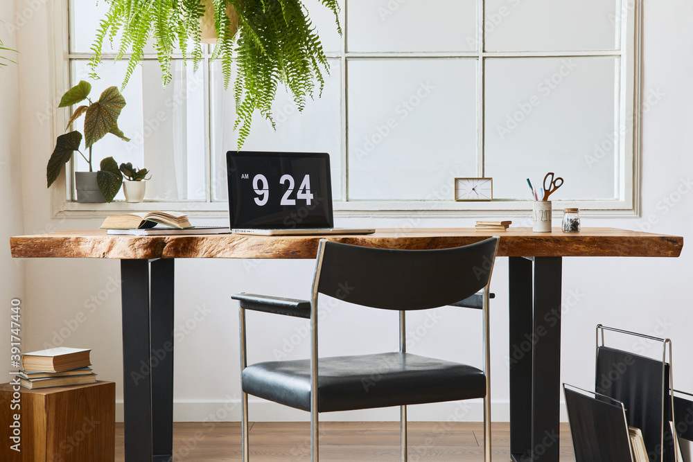 Φωτογραφία Interior design of home office space with stylish wooden desk, beautiful chair, laptop, platns, book and elegant personal accesories in cozy home decor