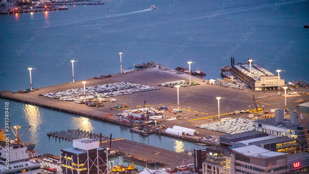 Obraz premium AUCKLAND, NZ - AUGUST 26, 2018: Aerial city view from Sky Tower. Auckland skyline at sunset
