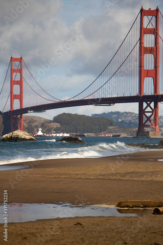 Boat un the golden gate