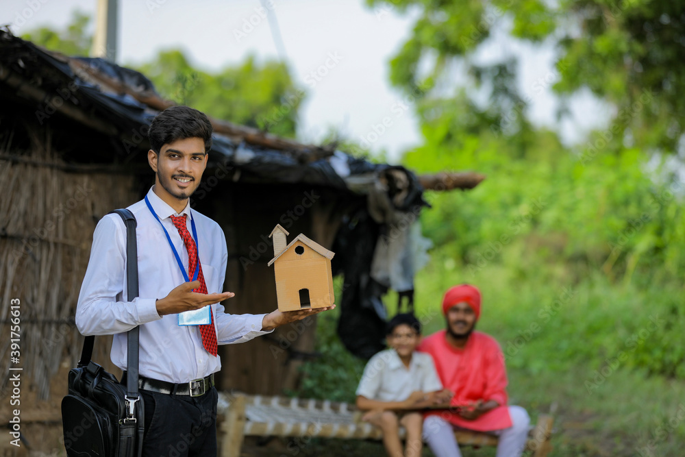Obraz premium Young indian banker visit to farmer at home