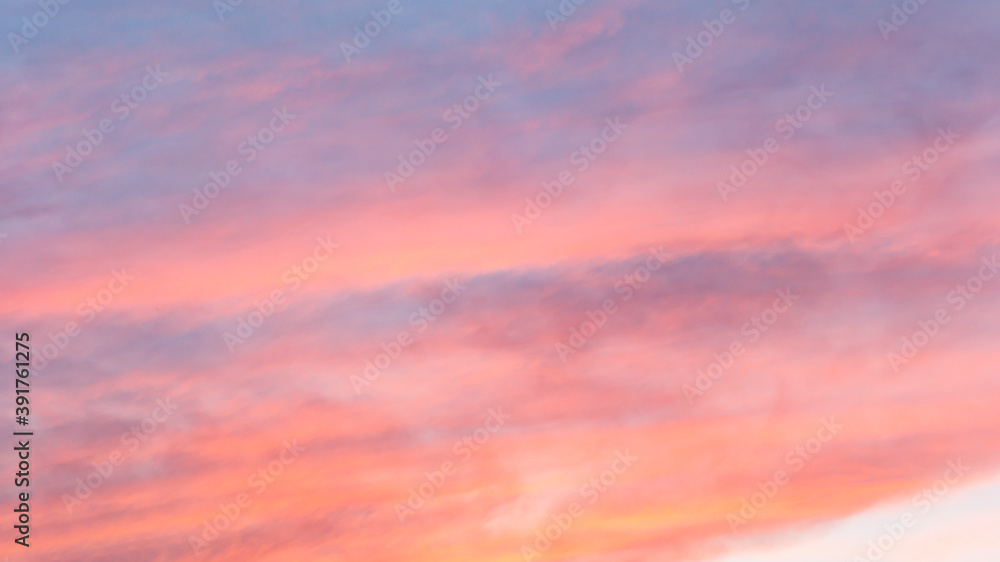Dramatischer Himmel in der Abenddämmerung mit Bunten Farben.