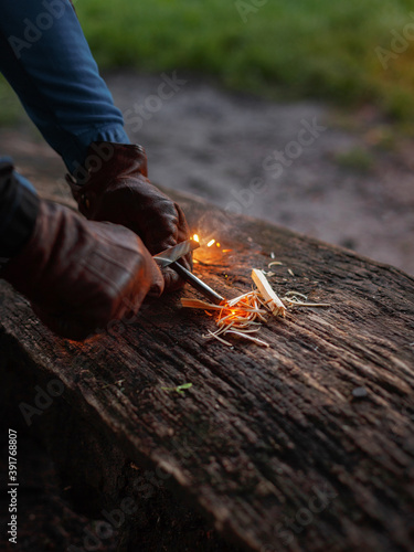 Φωτογραφία Tourist lights up fire with flint