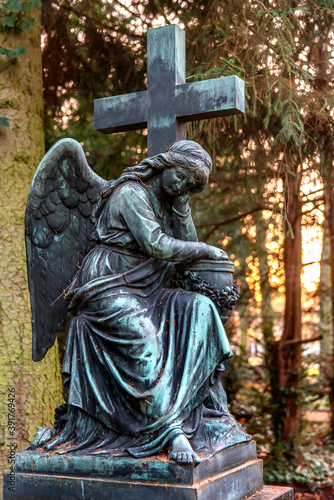 Friedhofsengel mit Urnengefäß auf dem Hauptfriedhof in Frankfurt am Main