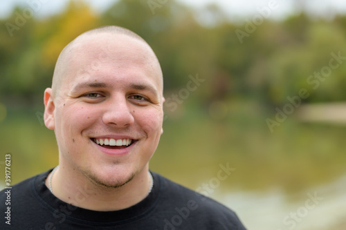 Foto Happy young man laughing at the camera