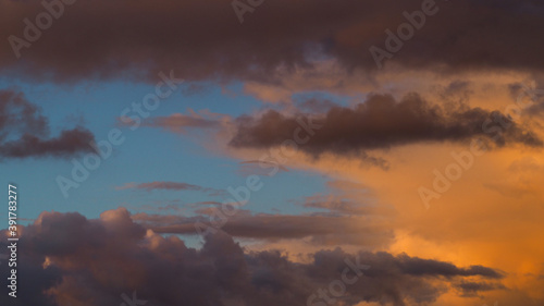 Magnifiques couleurs orangées sur des cumulus, alors que la nuit commence à tomber photo