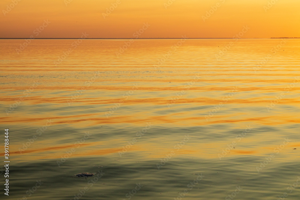 Fototapeta premium Blick auf den Sonnenuntergang über dem Oder Haff